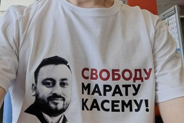 На фото: автор Telegram-канала Радио Стыдоба Александр Самохвалов в футболке в поддержку Касема. - Sputnik Литва