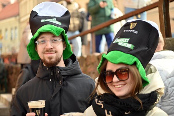 Как и принято в этот день, гости праздника нарядились в зеленое, пели песни и пили ирландское пиво. - Sputnik Литва