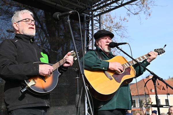 На сцене, установленной на берегу реки Вильняле, музыканты исполнили ирландские песни. - Sputnik Литва