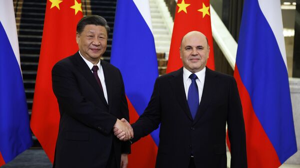 Председатель КНР Си Цзиньпин (слева) и премьер-министр РФ Михаил Мишустин - Sputnik Литва