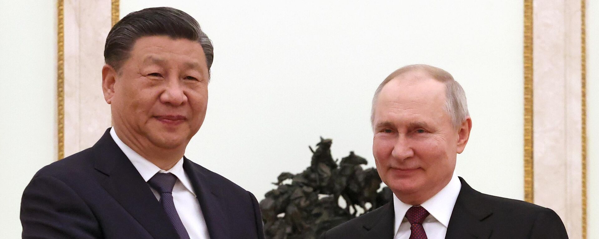 Председатель КНР Си Цзиньпин (слева) и президент РФ Владимир Путин - Sputnik Литва, 1920, 21.03.2023