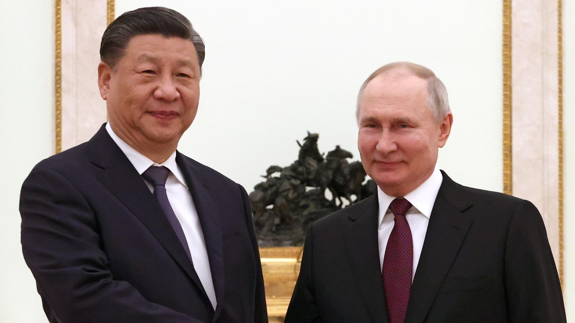 Председатель КНР Си Цзиньпин (слева) и президент РФ Владимир Путин - Sputnik Литва, 1920, 21.03.2023