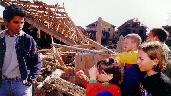 Разрушенные в результате бомбардировки НАТО дома в послке Видовлан, Югославия, 1999 год - Sputnik Литва