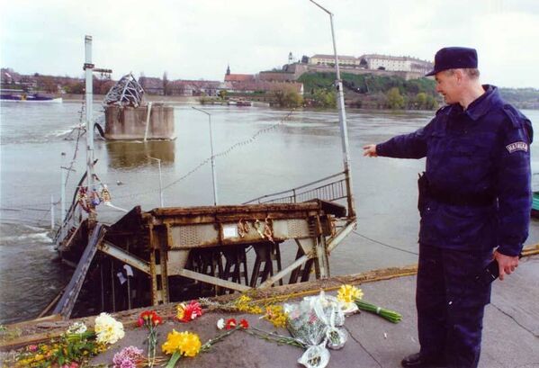 На фото: разрушенный в результате бомбардировок НАТО мост Варадин на Дунае в Нови-Саде.  - Sputnik Литва