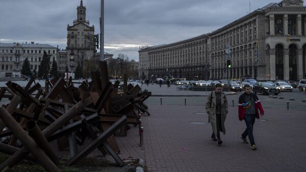 Прохожие на улице Киева, архивное фото - Sputnik Литва
