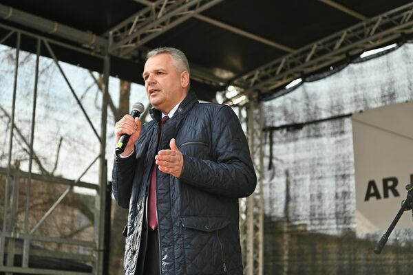В ходе митинга выступил депутат Сейма, член Партии труда Вигилиюс Юкна. - Sputnik Литва