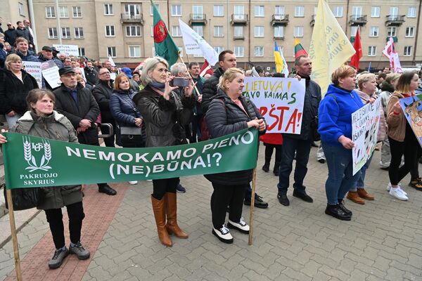 Выразить свой протест съехались производители молока со всей Литвы. Надпись на плакате: &quot;Бесплатное молоко (не) бывает?&quot; - Sputnik Литва
