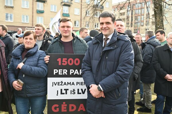 Также протестующих поддержал депутат Сейма от фракции регионов Ремигиюс Жемайтайтис (справа). Надпись на плакате: &quot;1500 тонн молока ввозится в Литву из Латвии в сутки. Позор!&quot; - Sputnik Литва
