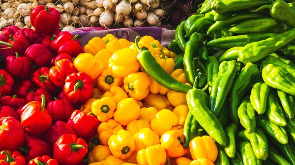 Овощи на прилавке магазина, архивное фото - Sputnik Литва