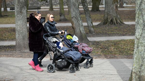 Женщины на прогулке в парке Вильнюса - Sputnik Литва