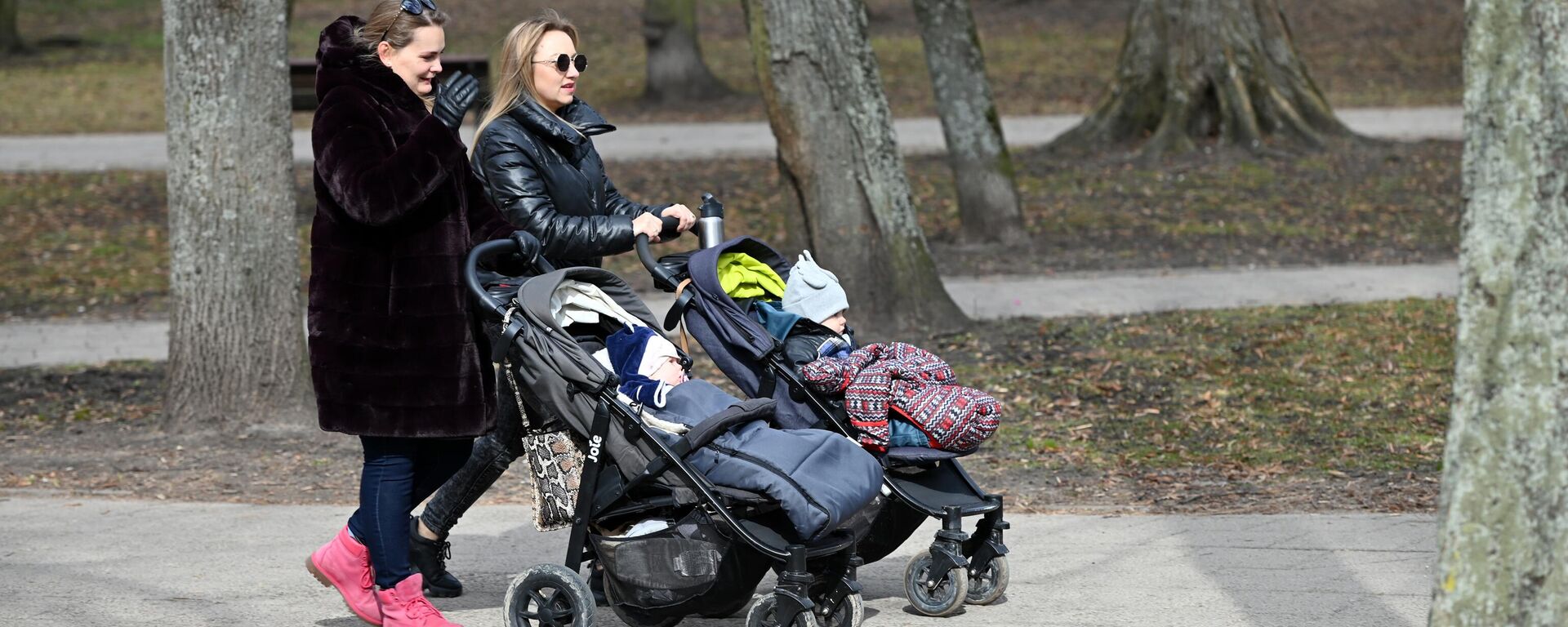 Женщины на прогулке в парке Вильнюса - Sputnik Литва, 1920, 04.01.2026