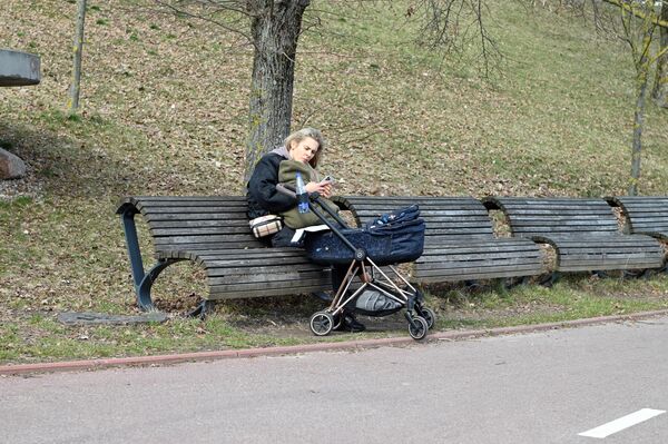 Мамы с маленькими детьми теперь могут не только прогуляться по дорожкам, но и отдохнуть на лавочках, которые до этого долгое время были мокрыми из-за дождя или снега. - Sputnik Литва