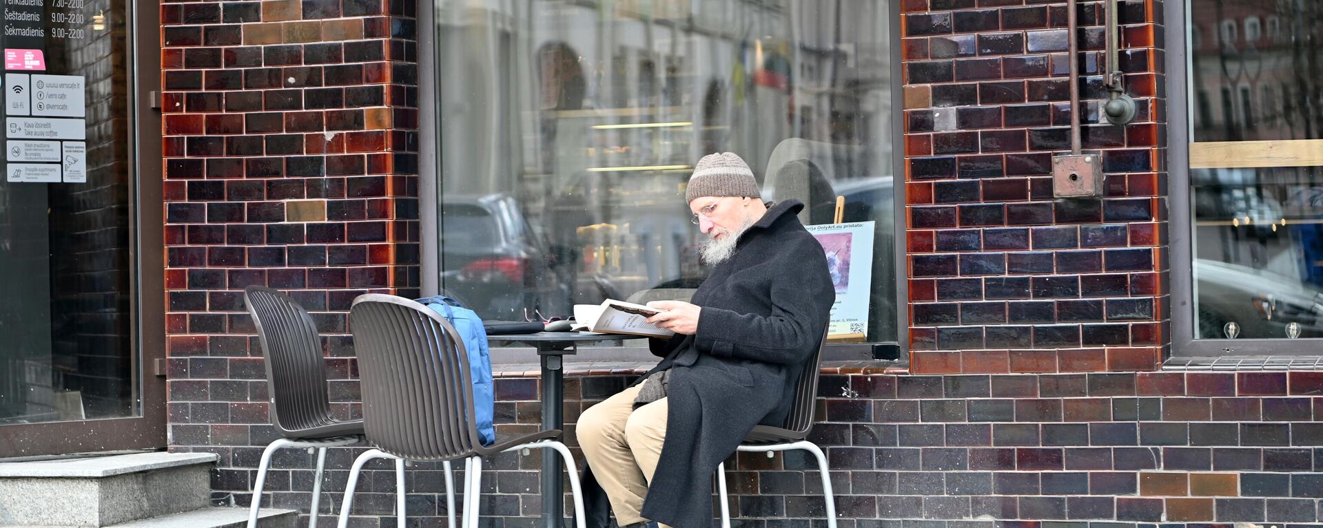 Пожилой мужчина за столиком в кафе в Вильнюсе - Sputnik Литва, 1920, 27.05.2023