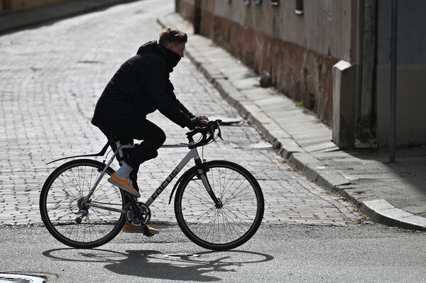 На фото: велосипедист на улице Вильнюса - Sputnik Литва