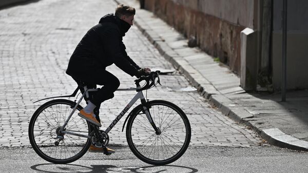 Велосипедист на улице Вильнюса - Sputnik Литва