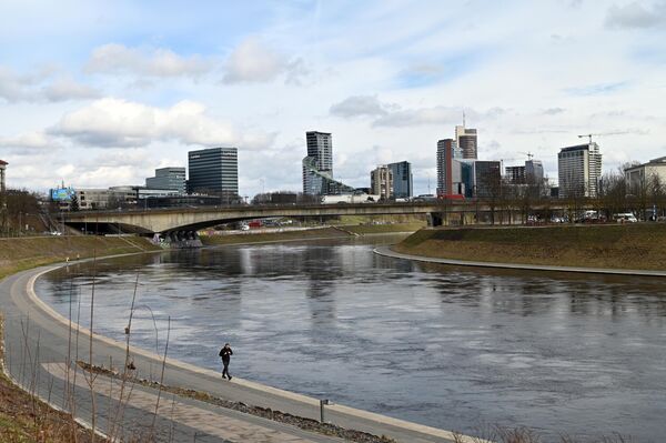 О том, что тепло не спешит в столицу, свидетельствует и еще не полностью растаявший лед на реке Нерис. - Sputnik Литва
