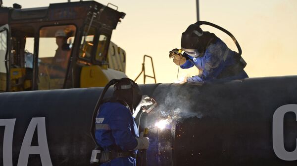 Сварка шва на церемонии соединения первого звена магистрального газопровода Сила Сибири. 2014 год - Sputnik Литва