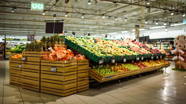 Фрукты и овощи в магазине - Sputnik Литва