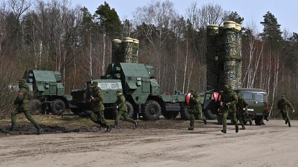 Военнослужащие зенитного ракетного полка белорусской армии - Sputnik Литва