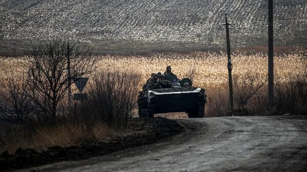 Украинские военнослужащие на танке около Артемовска - Sputnik Литва