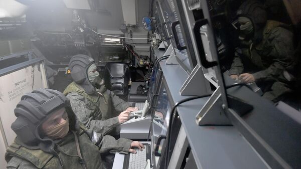 Военнослужащие РФ на рабочих местах в машине боевого управления сил противовоздушной обороны (ПВО) России  - Sputnik Литва