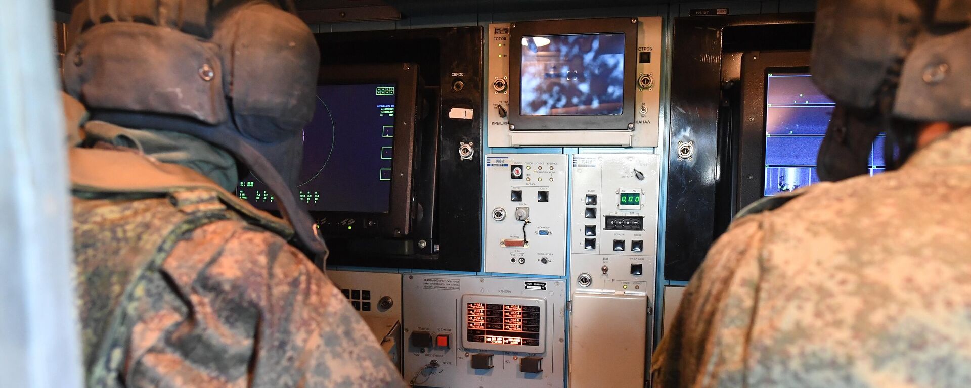 Военнослужащие РФ на рабочих местах в машине боевого управления сил противовоздушной обороны (ПВО) России - Sputnik Литва, 1920, 02.11.2025