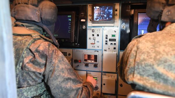 Военнослужащие РФ на рабочих местах в машине боевого управления сил противовоздушной обороны (ПВО) России - Sputnik Литва