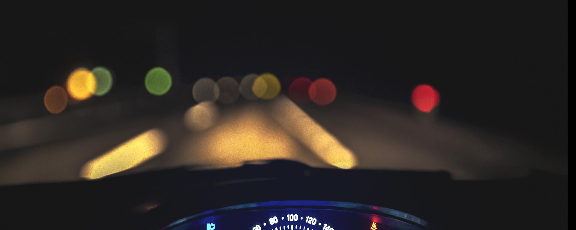 Приборная панель автомобиля, проезжающего по дороге в ночное время - Sputnik Литва, 1920, 02.11.2023