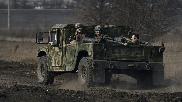 Украинские военные недалеко от Артемовска - Sputnik Литва