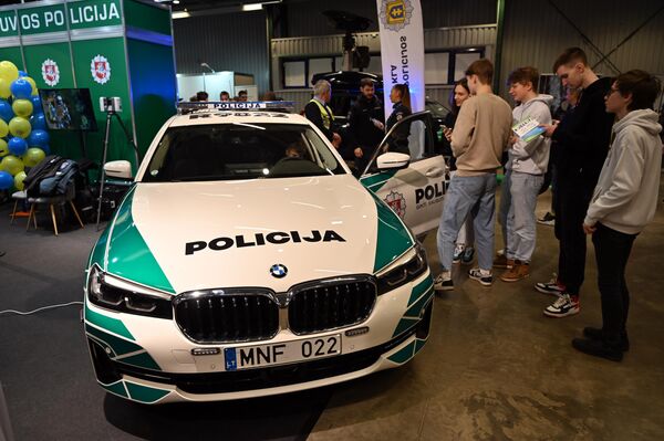 На выставке были показаны и возможности службы в армии и рядах полиции. - Sputnik Литва