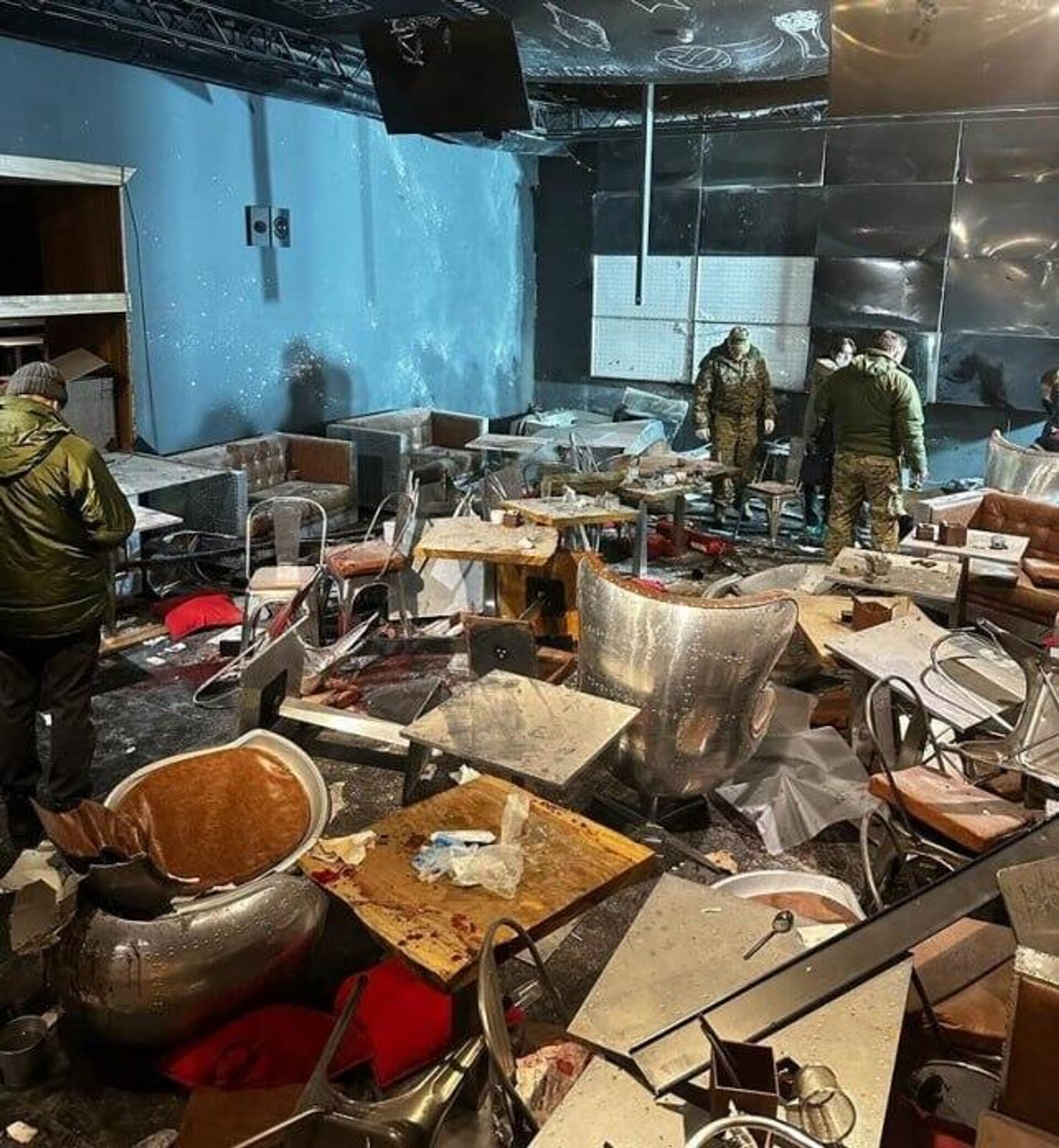 На месте взрыва в кафе на Университетской набережной в Санкт-Петербурге - Sputnik Литва, 1920, 03.04.2023