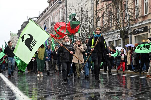 Во второй половине дня торжественное шествие из Саулетекиса выдвинулось в сторону филологического факультета. - Sputnik Литва
