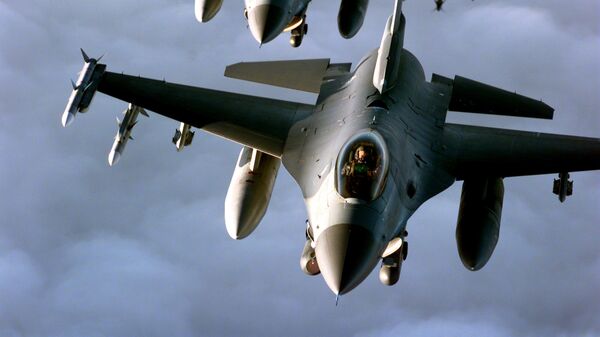 Два истребителя F-16 Fighting Falcons ВВС США, архивное фото - Sputnik Литва