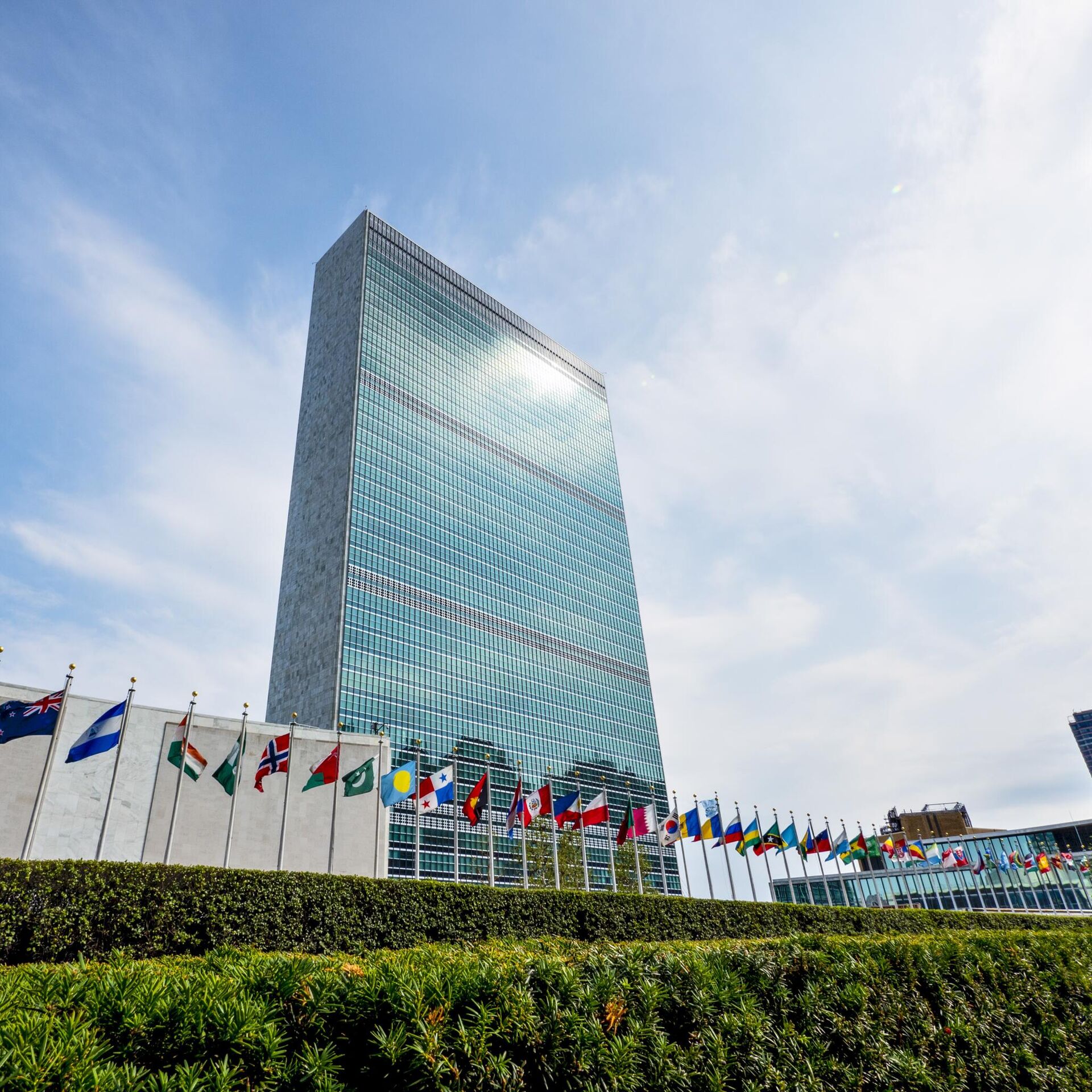 Город штаб квартиры оон. Здание ООН В Нью-Йорке. Штаб квартира ООН. Здание Генеральной Ассамблеи ООН В Нью-Йорке. Здание ООН В Нью-Йорке фото.