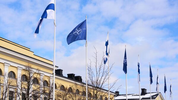 Флаг НАТО на Министерстве иностранных дел Финляндии в Хельсинки, архивное фото - Sputnik Литва