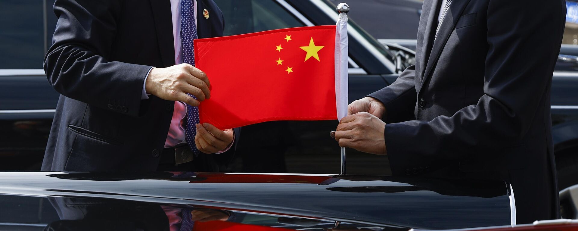 Флаг Китая на автомобиле во время подготовки к приезду президента Франции Эммануэля Макрона в Пекин - Sputnik Литва, 1920, 19.10.2023