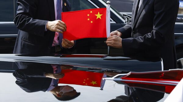 Флаг Китая на автомобиле во время подготовки к приезду президента Франции Эммануэля Макрона в Пекин - Sputnik Литва