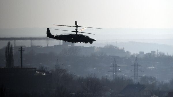 Вертолет Ка-52 ВС РФ в небе в зоне проведения специальной военной операции - Sputnik Литва