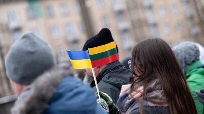 Женщина держит флажки Украины и Литвы, архивное фото