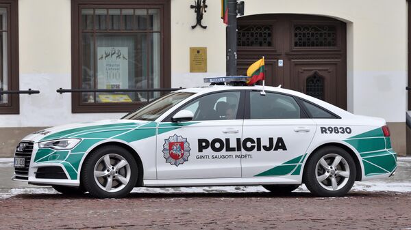 Полицейский автомобиль в Старом городе Вильнюса - Sputnik Литва