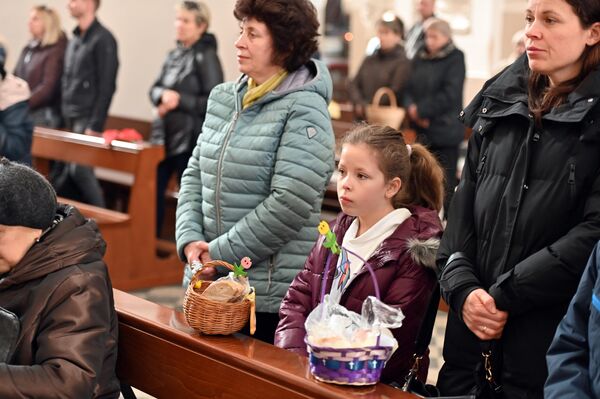 Накануне пасхального богослужения, в Великую Субботу, верующие приносят в храмы пасхальную пищу для освящения. - Sputnik Литва