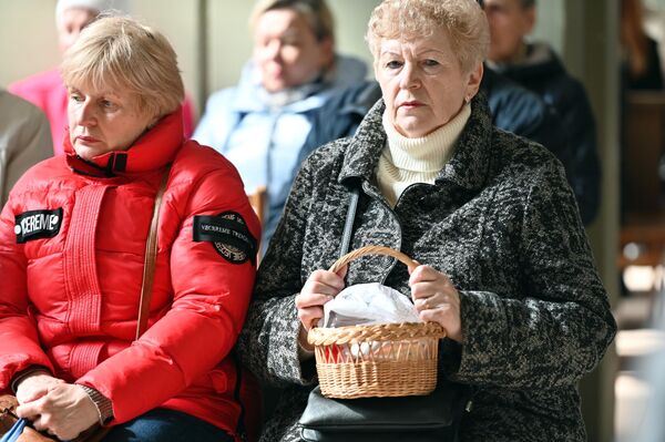 Утром 9 апреля верующие католики сядут за стол и начнут свою трапезу с освященных яиц и хлеба с солью. - Sputnik Литва