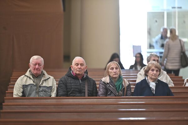 На фото: верующие накануне пасхального богослужения в Вильнюсе. - Sputnik Литва