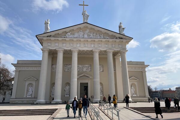 На фото: Кафедральный собор в Вильнюсе накануне Пасхи. - Sputnik Литва