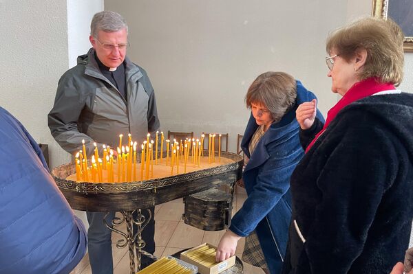На фото: верующие молятся за светлый праздник Пасхи и воскрешения Исуса. - Sputnik Литва