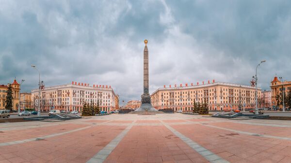 Памятник в честь победы во Второй мировой войне на площади Победы в Минске, Белоруссия - Sputnik Литва