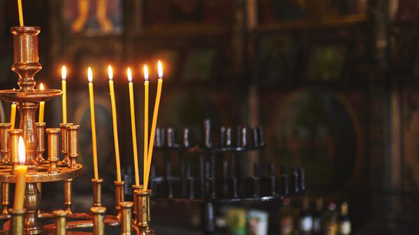 Горящие свечи в церкви, архивное фото - Sputnik Литва