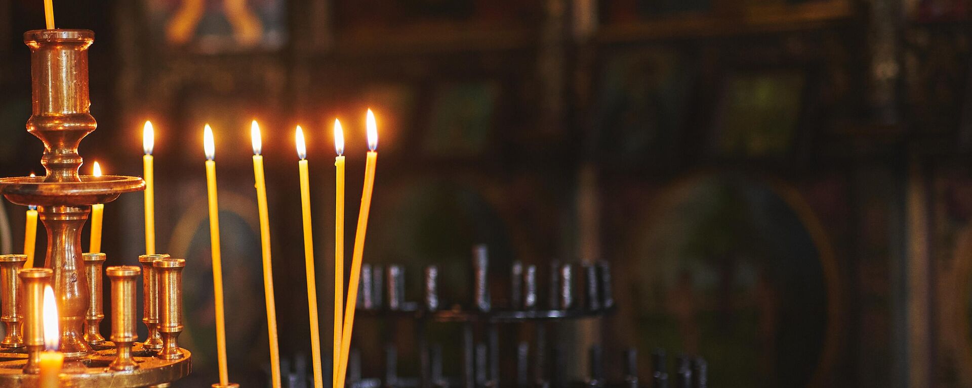 Горящие свечи в церкви, архивное фото - Sputnik Литва, 1920, 08.02.2024