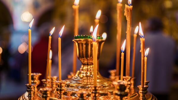 Горящие свечи в церкви, архивное фото - Sputnik Литва