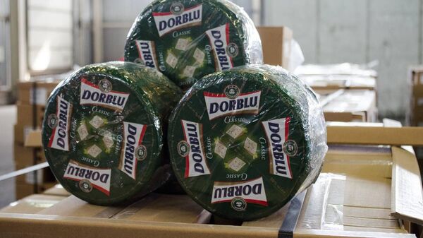 Контрабандный сыр дорблю из Литвы, архивное фото - Sputnik Литва